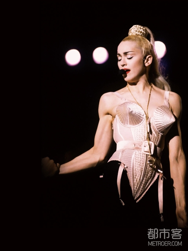 Madonna身着Jean Paul Gaultier设计的锥形胸衣