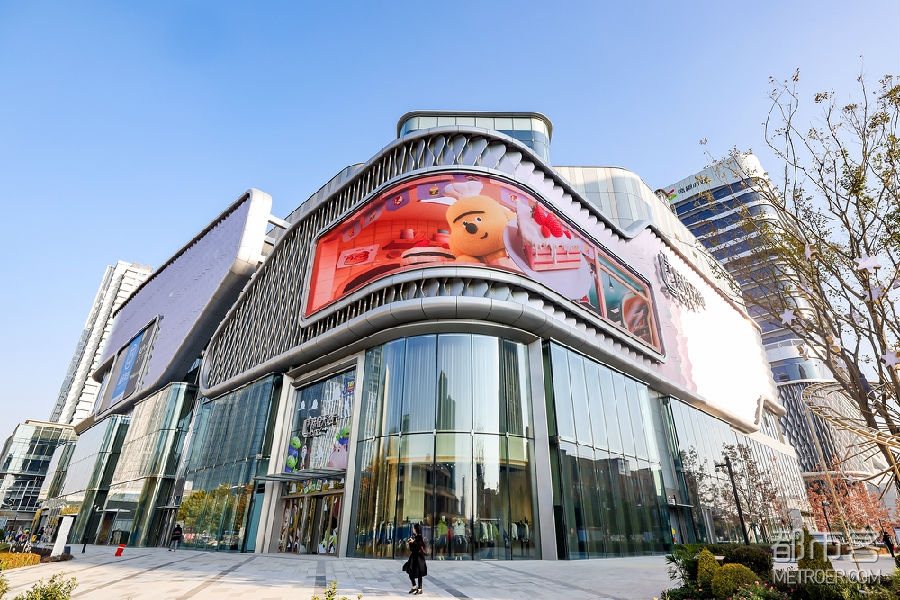 03 中科路学贤路路口科幻裸眼3D巨屏.jpg